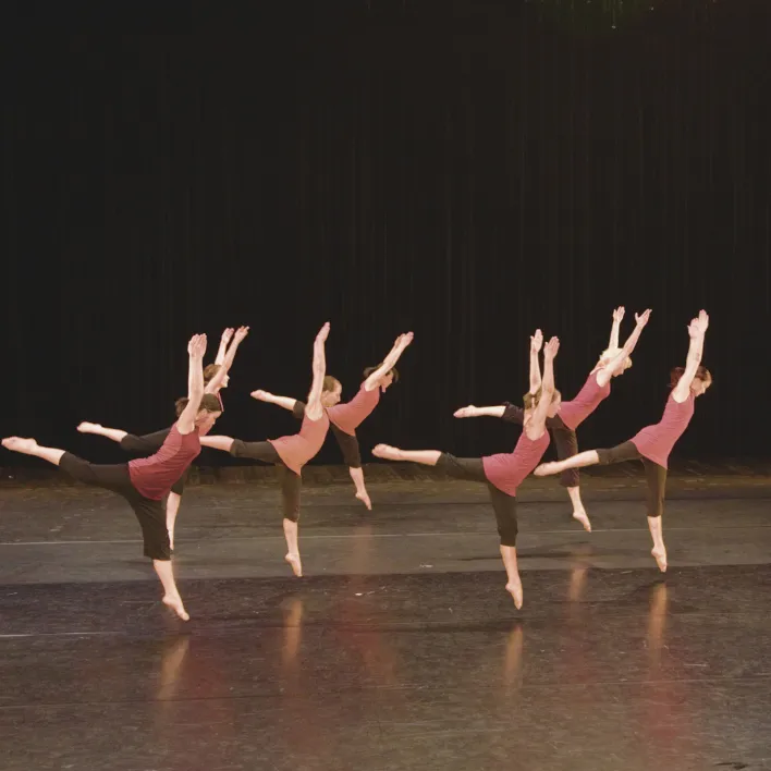 Grupa osób na scenie w układzie współczesnym