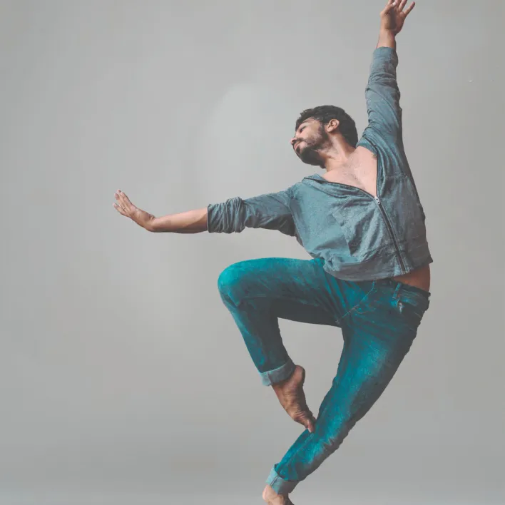 Tancerz we współczesnej pozie z passe