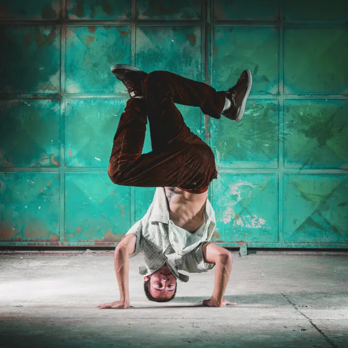 Tancerz break dance w pozie na głowie